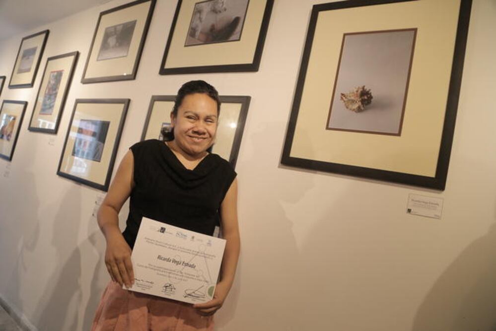 Ricarda ha adquirido habilidades para ubicar lo que desea fotografiar (FOTOS: GONZALO IBAÑEZ. EL UNIVERSAL)