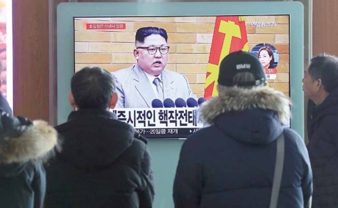 Surcoreanos ven en TV un mensaje del líder norcoreano Kim Jong-un transmitido el lunes, con motivo del Año Nuevo (REUTERS)
