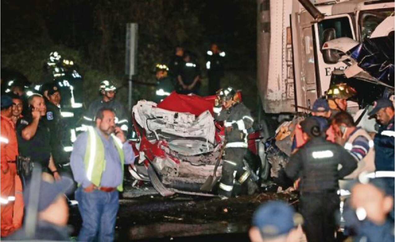 Tráiler se queda sin frenos y embiste 15 autos en la México-Toluca