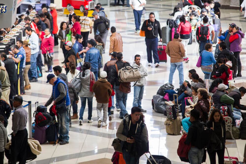 Conforme avanza el día, el movimiento en la terminal aumenta. Afuera, los taxis esperan a los clientes que van llegando a Querétaro y que piden ser trasladados a los distintos sitios de la capital. (FOTOS: DEMIAN CHÁVEZ. EL UNIVERSAL)