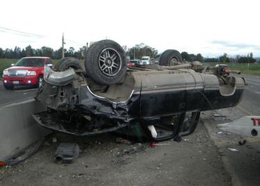 Tres lesionados en volcadura