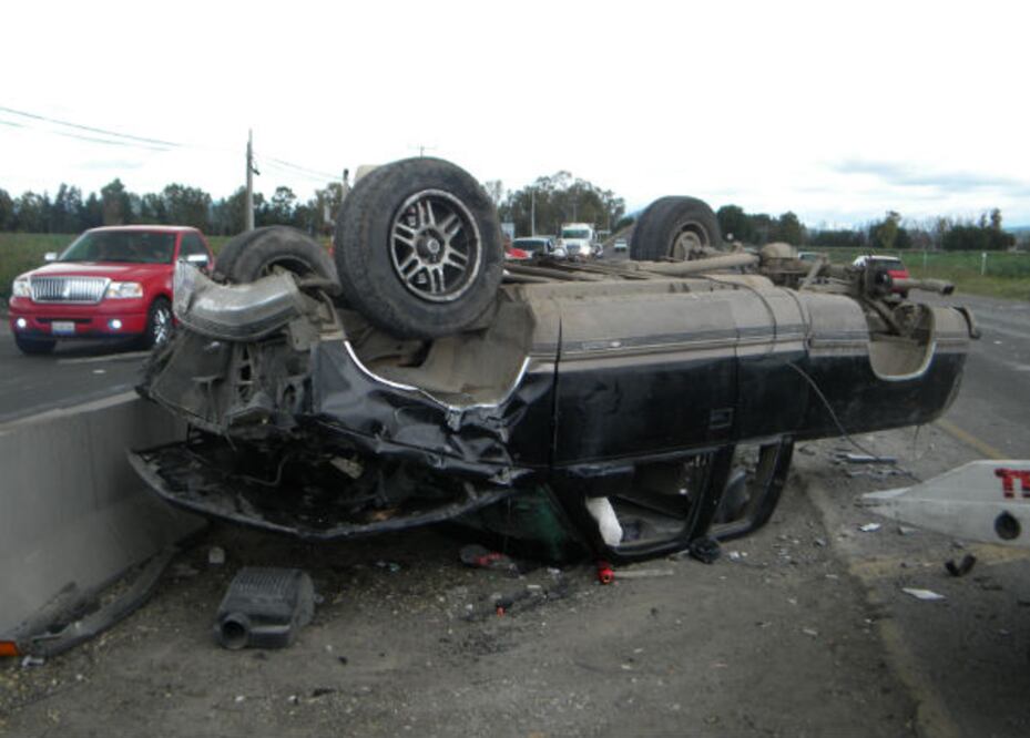 Tres lesionados en volcadura