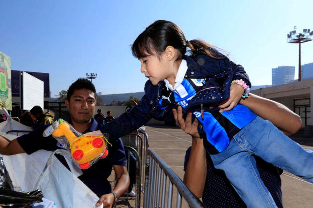 Al término del entrenamiento, los jugadores atendieron a los cientos de aficionados que asistieron al estadio para tomarse fotos con ellos y firmar playeras y artículos conmemorativos del club. Foto: CÉSAR GÓMEZ. EL UNIVERSAL