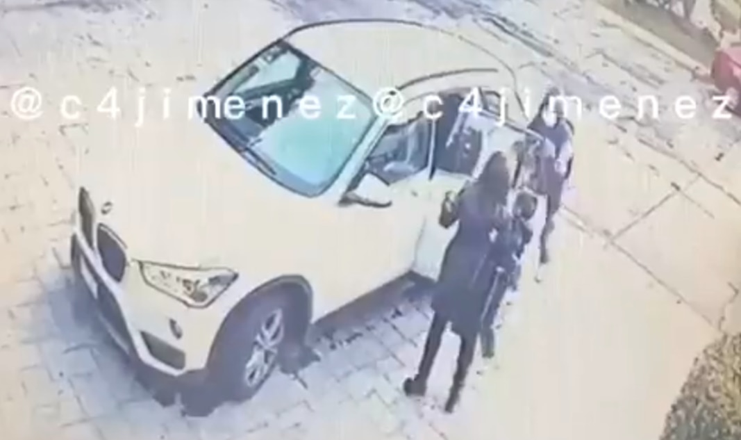 Sujetos le quitan camioneta a una mujer; ella logra bajar a su hijo