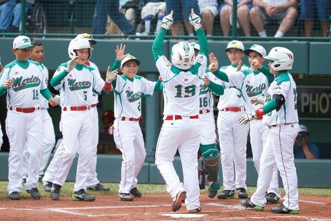 México se impone y avanza