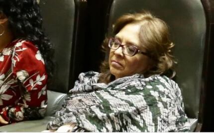 Diputada de Morena se envuelve en su chal y se queda dormida en debate educativo