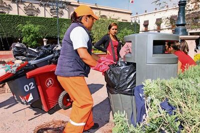   Atienden 800 quejas al mes por daño a botes de basura