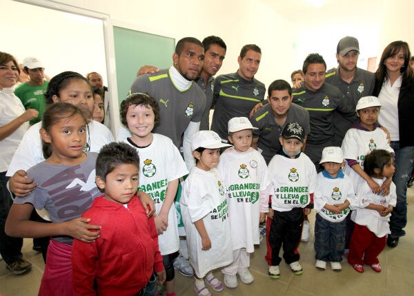 Jugadores del Santos Laguna visitaron AMANC