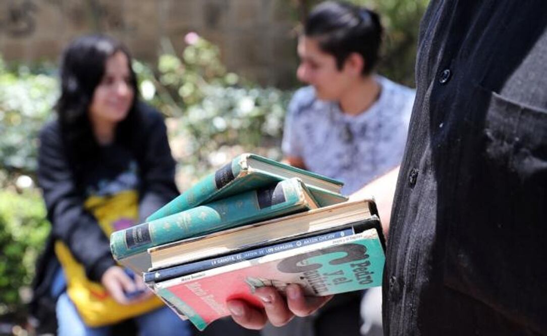 Escritores y vendedores de libros aseguran en el marco del Día Mundial del Libro que las redes sociales acercan a los jóvenes a la literatura. Foto: Juan Carlos Reyes / EL UNIVERSAL