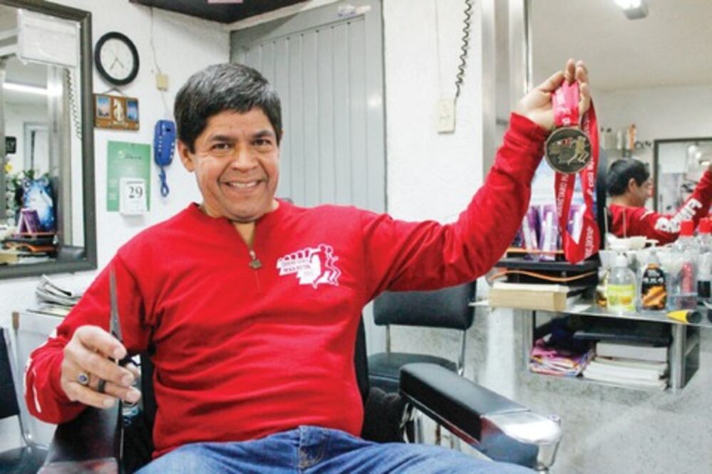 Figuras anónimas entre tijeras y carreras