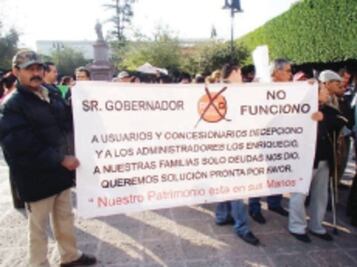 Se manifiestan en el palacio de Gobierno