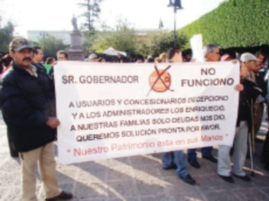 Se manifiestan en el palacio de Gobierno