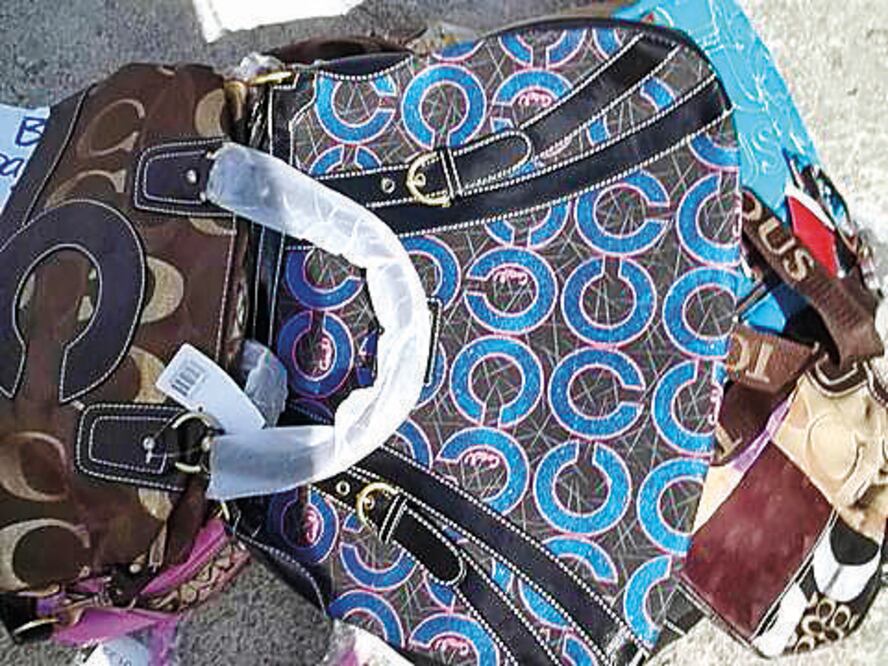 Subastan en SAE bolsas y carteras... pirata