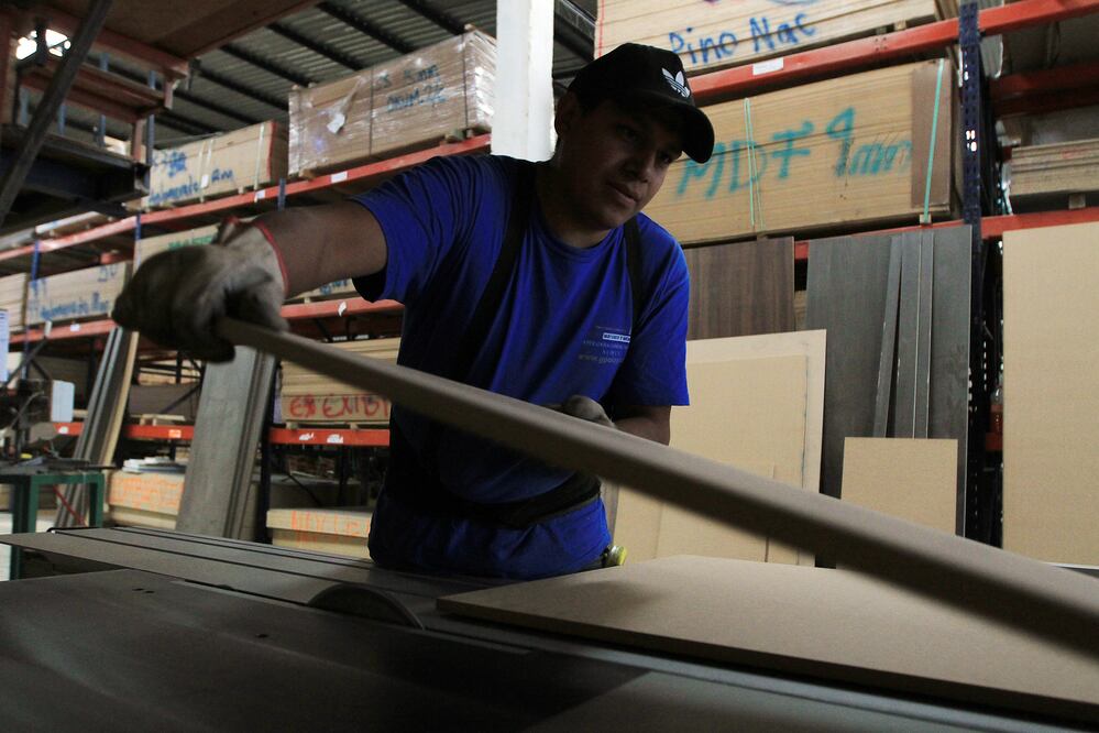 Uno de los productos que más se venden en la maderería es la melamina. A las empresas constructoras se les surte de polín, barrote y cimbra (CÉSAR GÓMEZ)