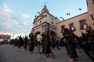 Miles de creyentes siguen la Procesión del Silencio en Querétaro