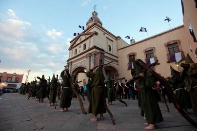 Miles de creyentes siguen la Procesión del Silencio en Querétaro