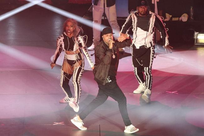 El reggaetonero hizo un repaso de lo mejor de su trayectoria en el Auditorio Nacional .  (CARLOS MEJÍA. EL UNIVERSAL)