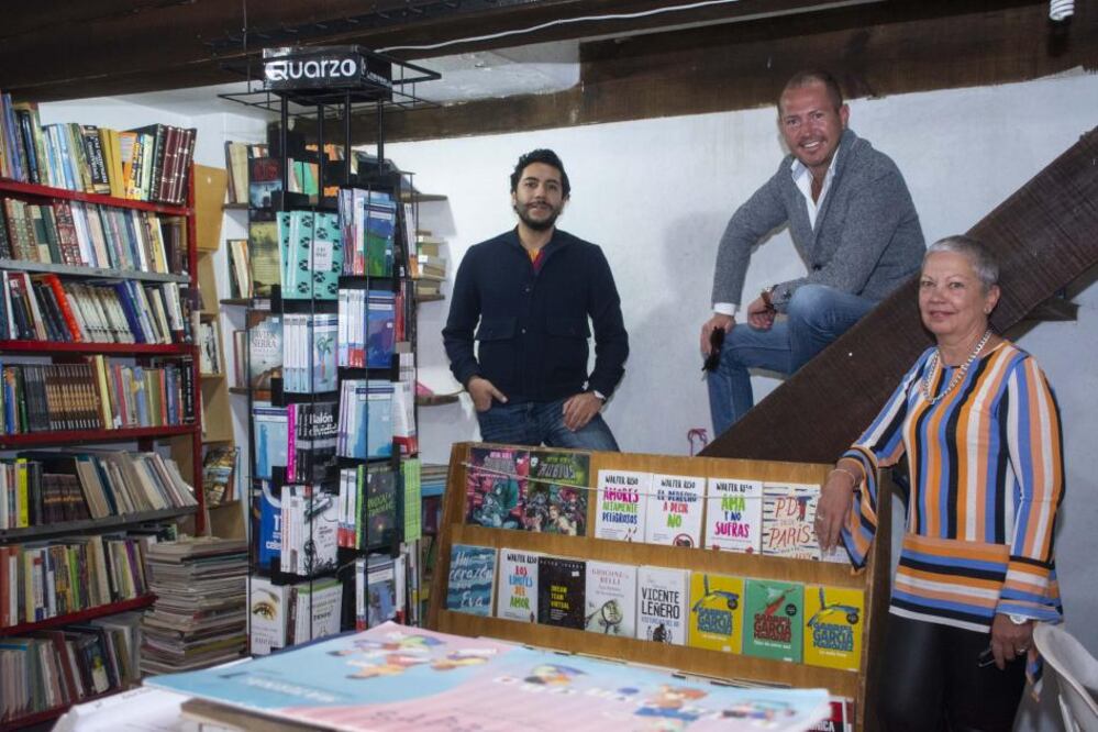 “Estamos en la mejor disposición de que esto siga por 25, 50 y 100 años porque no vamos a dejar que este ícono de Tequisquiapan se pierda. Al contrario, vamos sumando y que los libros con hojas, como tal, nunca dejen de existir”, dice Alfredo Aliseda, quien junto con Mónica Ruenes Galguera y Rodrigo Trejo Martínez, adquirieron la librería Rulfo, la única de Tequisquiapan.