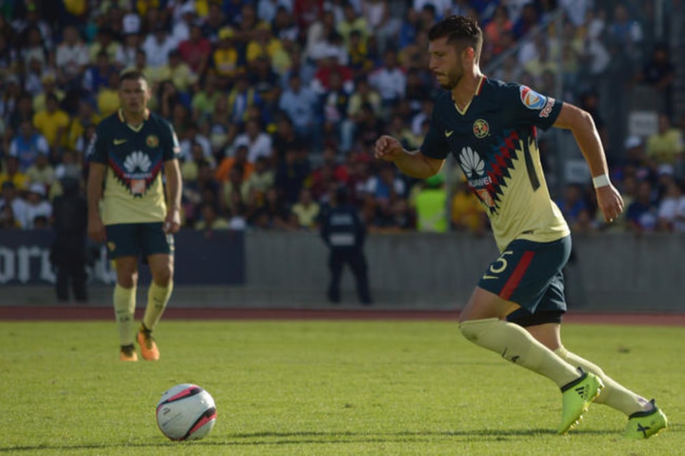 Rodríguez, contención de las Águilas, ya quiere que ruede el balón (RODRIGO PEÑA. IMAGO7)