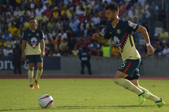 Rodríguez, contención de las Águilas, ya quiere que ruede el balón (RODRIGO PEÑA. IMAGO7)