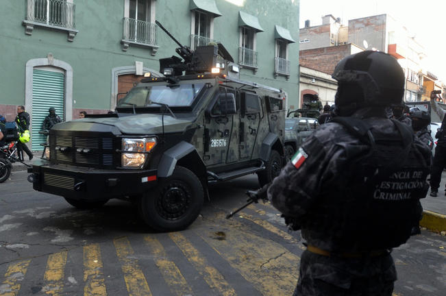 Fortalecen seguridad Cerca de 25 policías estatales y municipales reforzaron la seguridad en los límites con Guanajuato (ARCHIVO. EL UNIVERSAL)