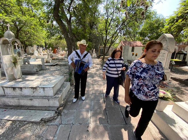 Mantienen la tradición en el Panteón Cimatario en Querétaro