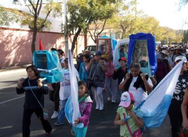 Caminan devotos de virgen por Querétaro