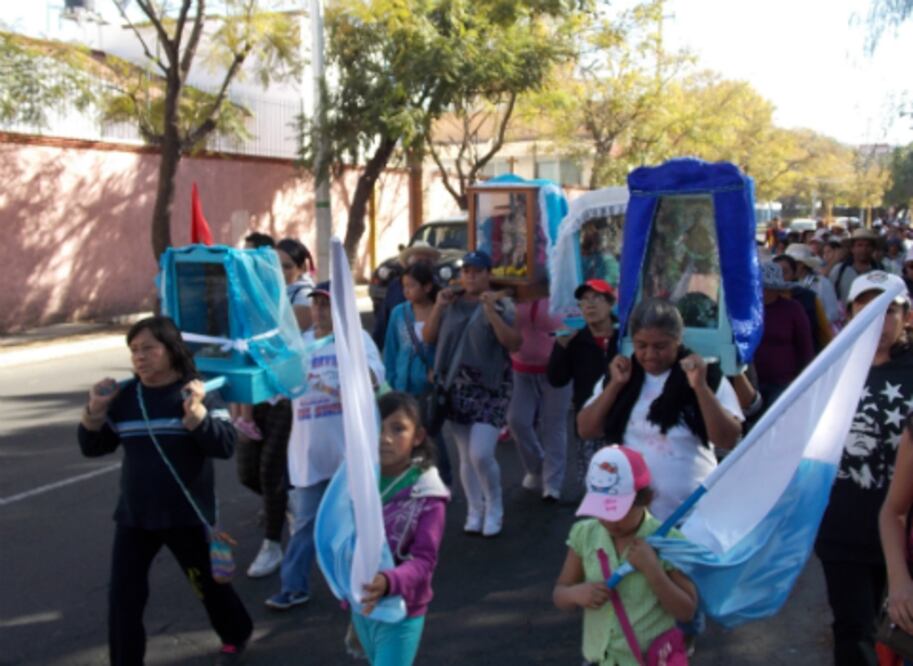 Caminan devotos de virgen por Querétaro