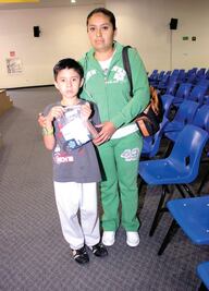 Dona DIF estatal 183 aparatos auditivos