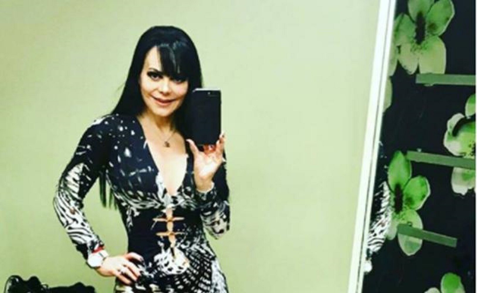 Maribel Guardia posa junto a su nieto