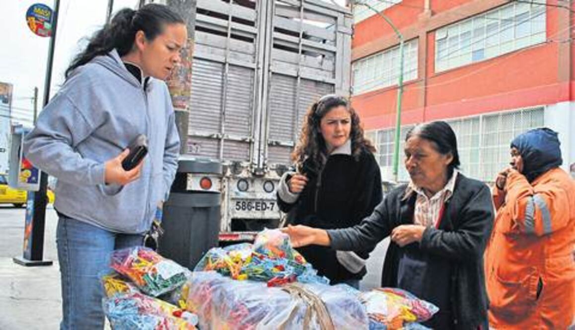 De la venta de pinzas depende su sustento