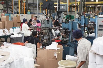 Pega situación económica  a la industria del plástico 