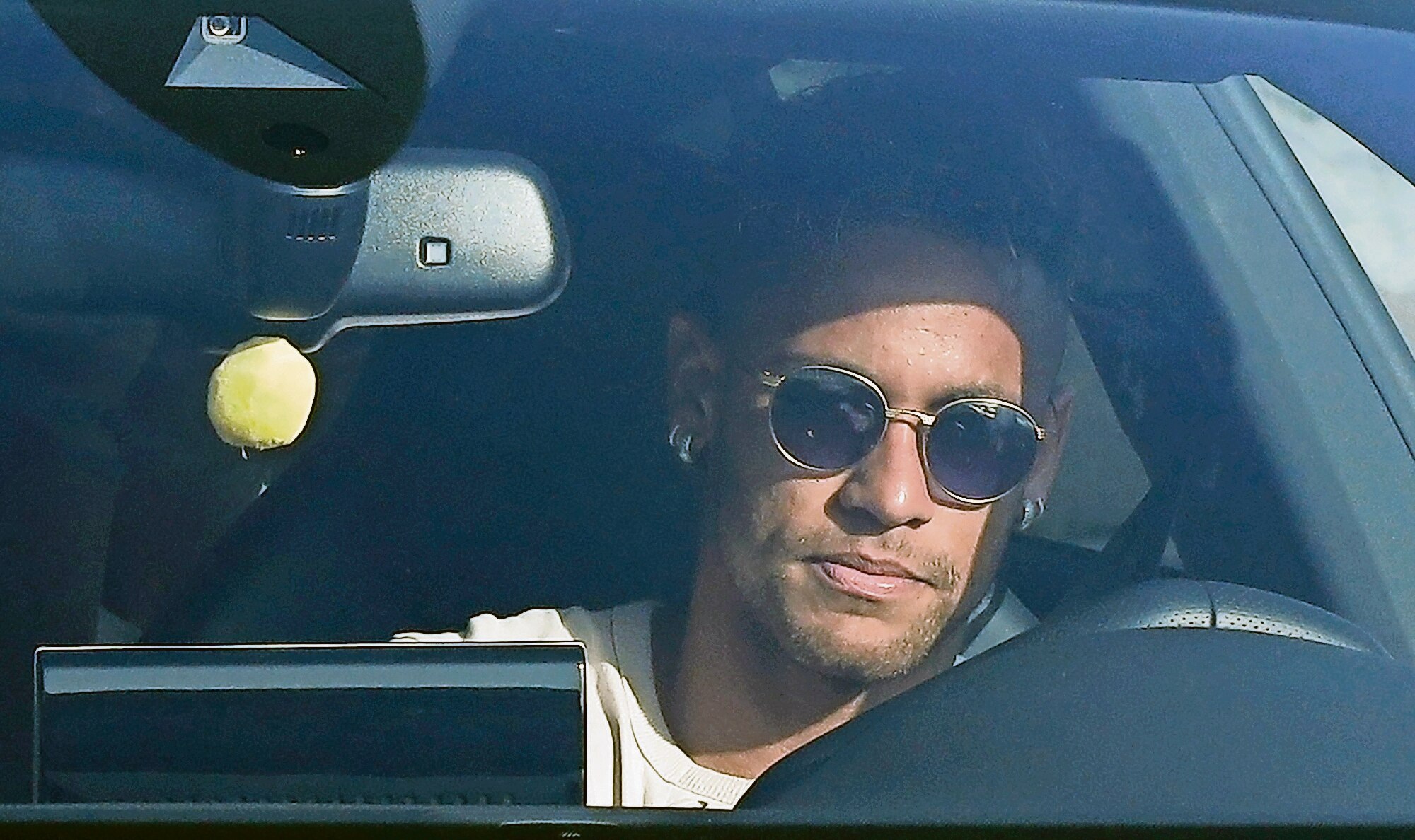 El astro brasileño se despidió de sus ahora ex compañeros (MANU FERNÁNDEZ. AP)