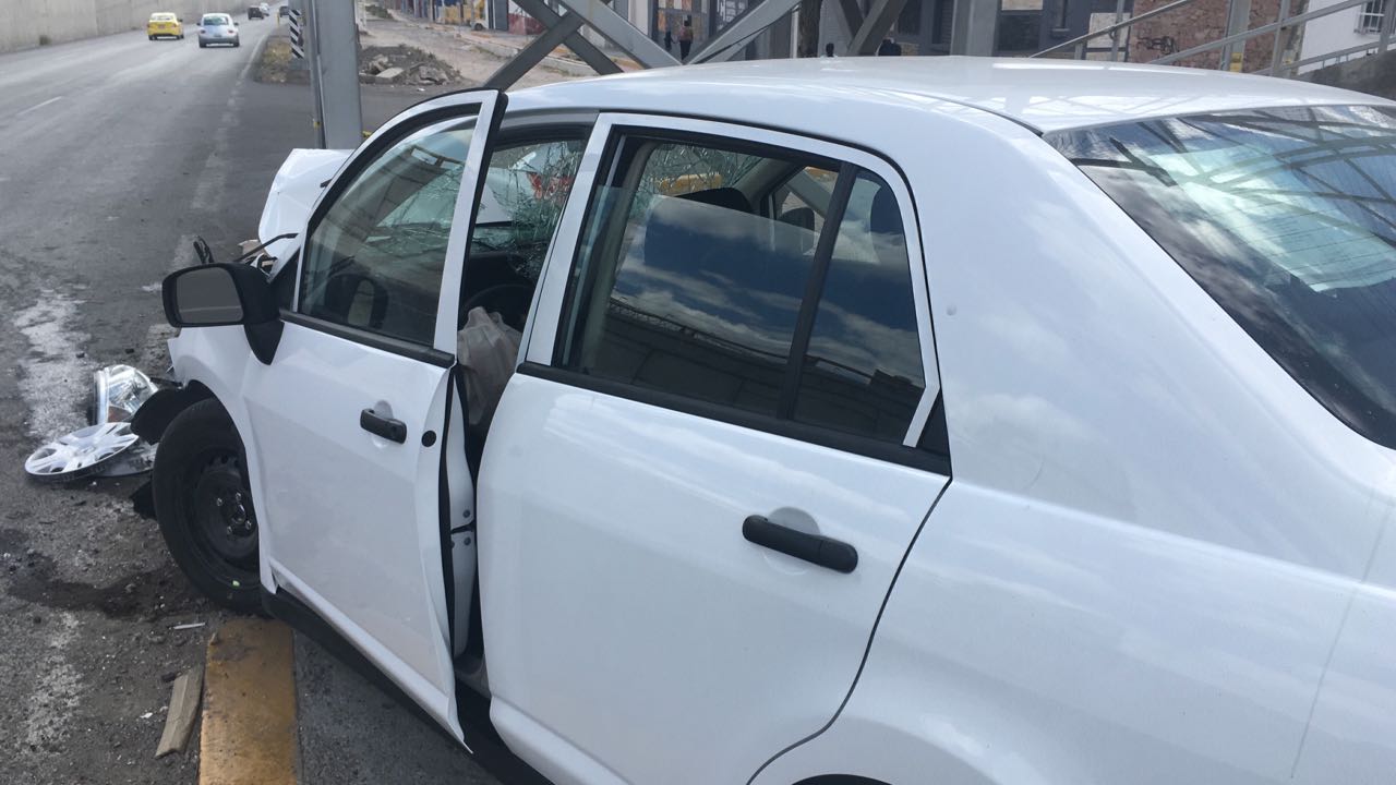 Quedan atrapados tras choque contra puente