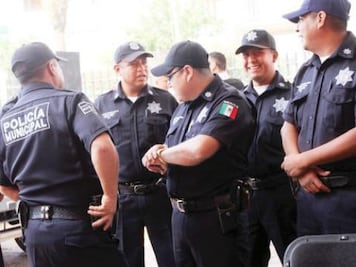 Entregan Uniformes a Policías de Jalpan