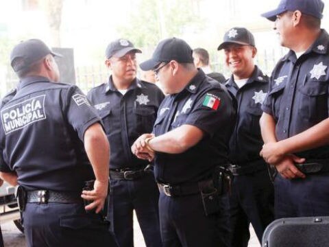 Entregan Uniformes a Policías de Jalpan