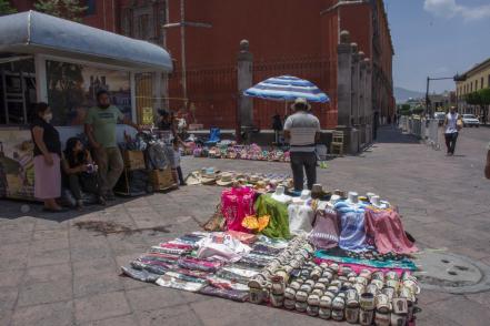 Intentan “madrugar” a los artesanos ambulantes