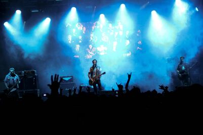 Ni la lluvia detuvo a Molotov y Calle 13