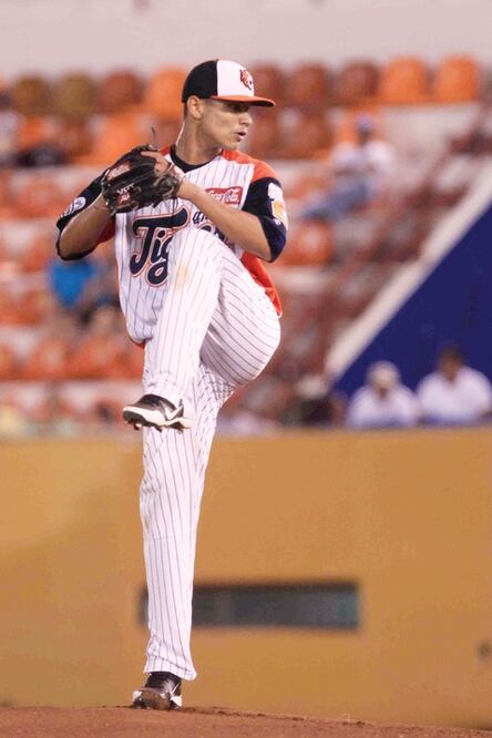 Édgar Arredondo firma con los Rangers