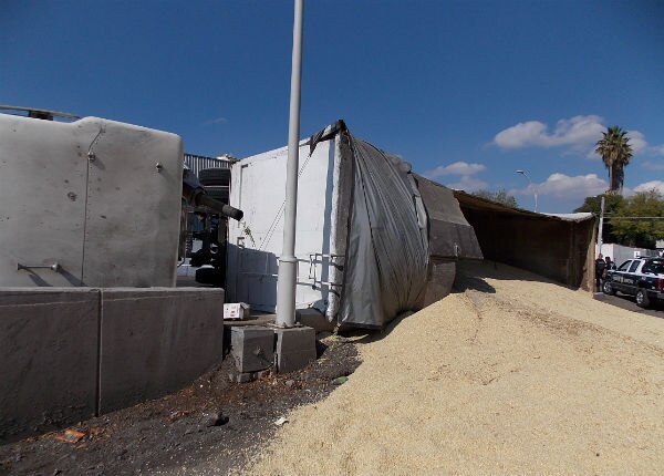 Vuelca tráiler en Constituyentes y 5 de Febrero