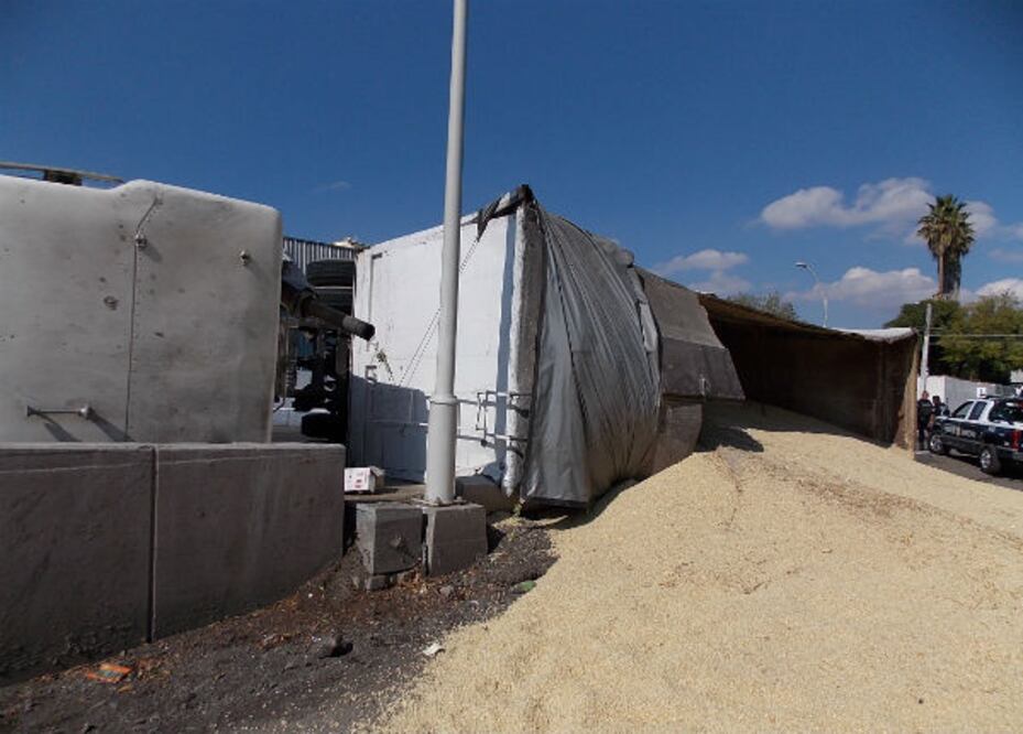 Vuelca tráiler en Constituyentes y 5 de Febrero