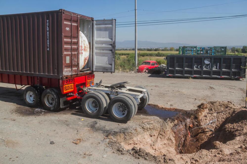 La fuga de combustible ocurrió en la autopista 57 a la altura de San Juan del Río; por la afectación al cable de Telmex el servicio de teléfono estuvo dañado por tres horas. (OBTURE PRESS)