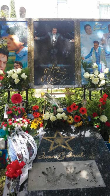 Fans pusieron ofrendas a la entrada de su casa. (ARIÁN MACÍAS. EL UNIVERSAL)