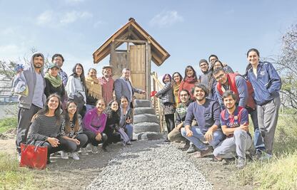 Crean alumnos de UAQ sanitario biosustentable
