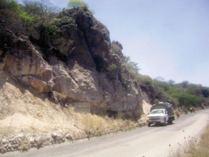 Despejan carretera tras demoler roca
