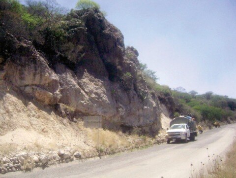 Despejan carretera tras demoler roca