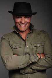 Julio Fowler llega a la ciudad con todo y trova