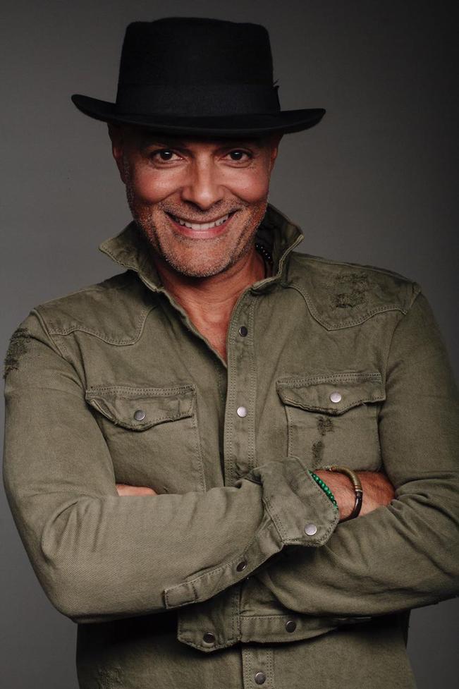 Julio Fowler llega a la ciudad con todo y trova