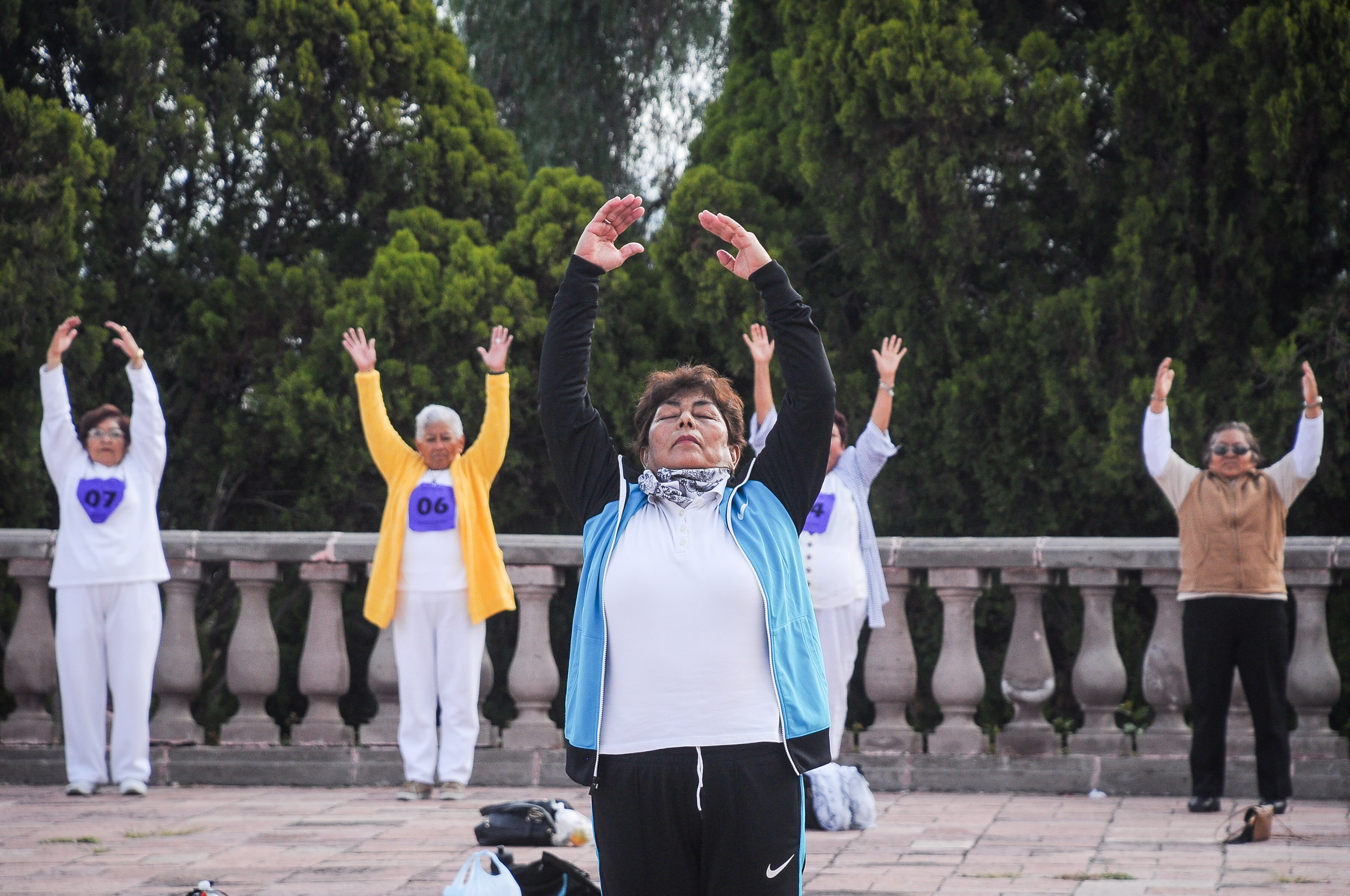 Socorro está inscrita a tai chi, yoga, bailoterapia, acondicionamiento físico, manualidades, bordado de tejidos, bordados de listón, entre otros (FOTOS: RICARDO LUGO. EL UNIVERSAL)