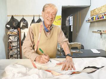 "Humilde y trabajador". A sus 86 años, Don Agustín arregla y confecciona ropa sobrevivir